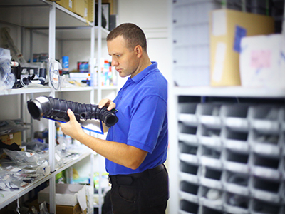 Hombre organizando autopartes