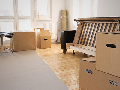 Wohnraum mit gepackten Kartons und Möbeln